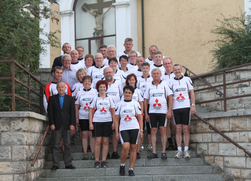 Radfahrer vor Friedhofsaufgang